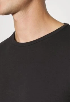 Pier One 3 Pack Muscle Fit- Basic T-Shirt - Black -Fashion Shop 4bb67ef78ddb494cb68f3fbd13ed6a54