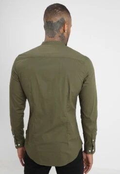 Pier One Muscle Fit Stand- Shirt - Oliv 9 Pier One Muscle Fit Stand- Shirt - Oliv -Fashion Shop 6203a98ce2074a57aa2427fe331f99cb