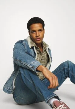 Wrangler Straight Leg Jeans - Blue Fever -Fashion Shop 6a28327e7dde4192a75580741ce691df