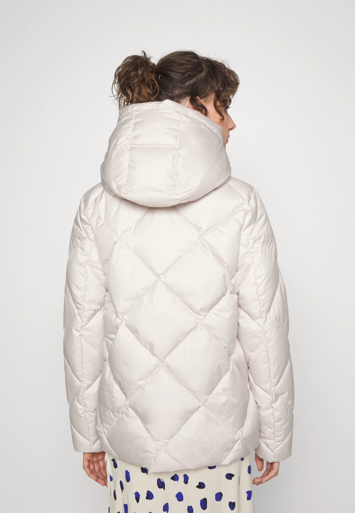 Marc O'Polo Diamond Quilting Detachable Hood Welt Poc - Down Jacket - Chalky Stone 5 Marc O'Polo Diamond Quilting Detachable Hood Welt Poc - Down Jacket - Chalky Stone - Image 3